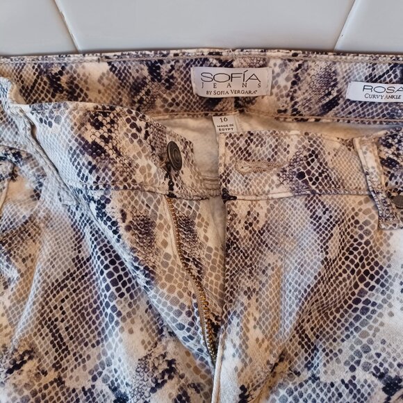 Jeans - Picture 2 of 3